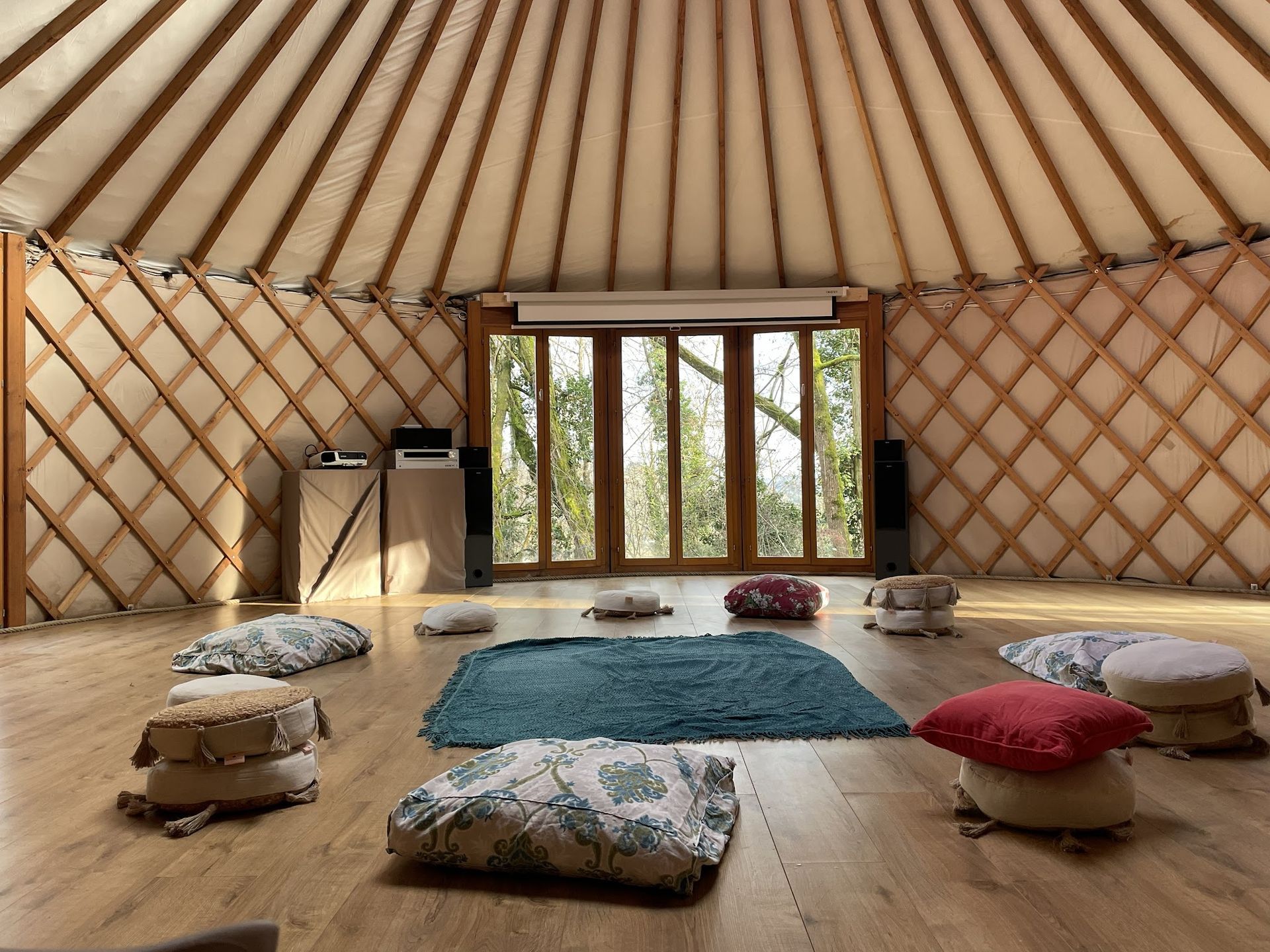 L’intérieur de la yourte actuelle, avec ses coussins disposés en cercle