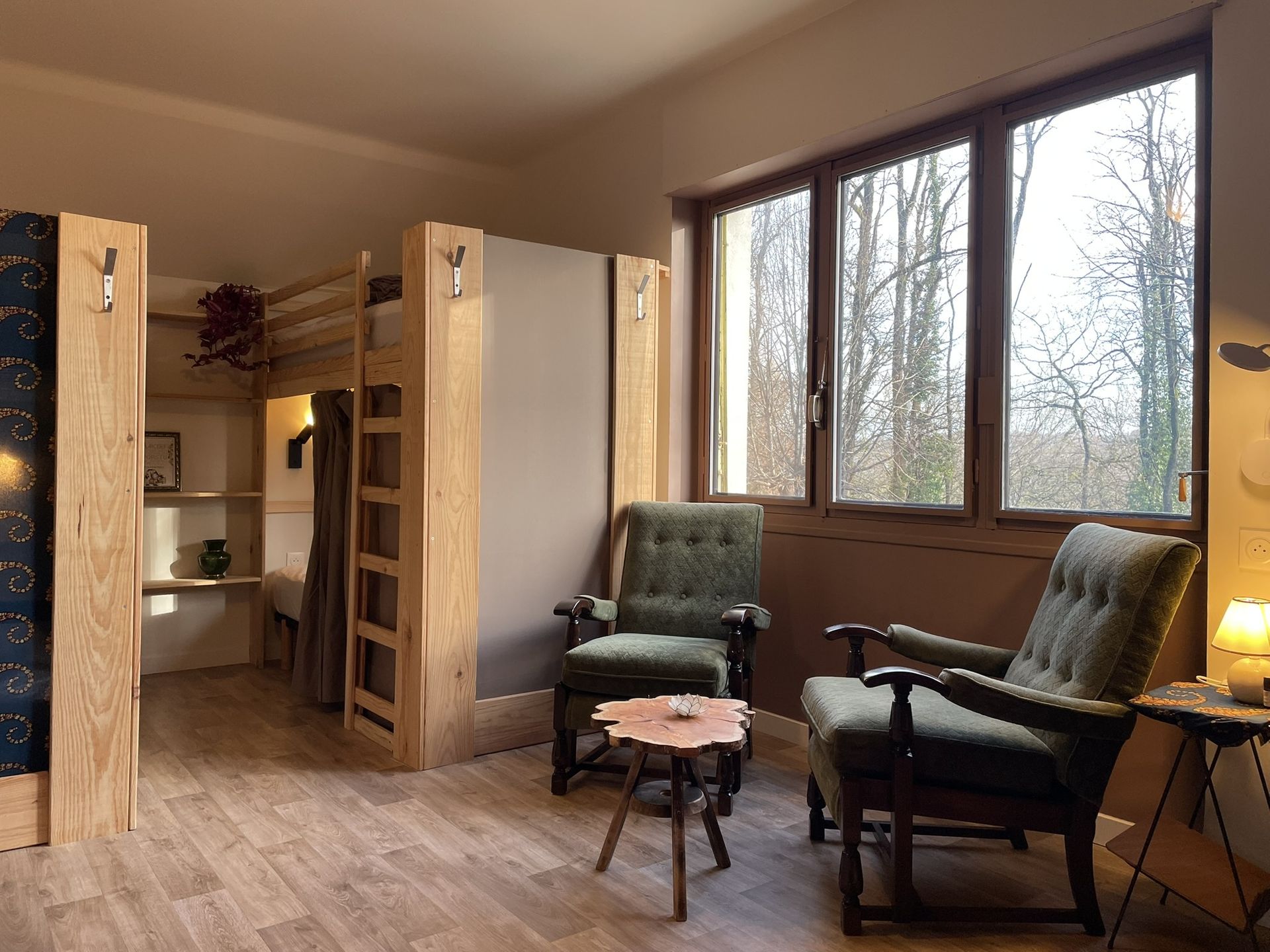 Le dortoir de La Casa Baccata et ses fenêtres donnant sur le jardin