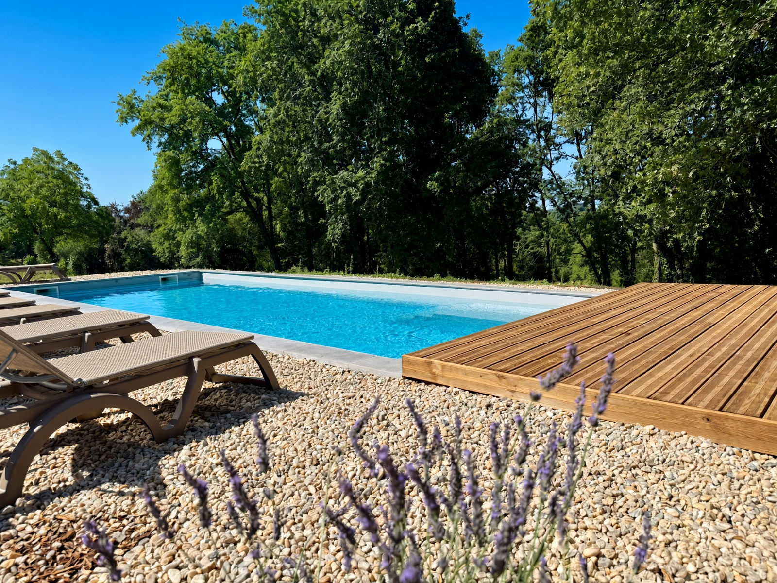 La piscine commune, accessible en saison