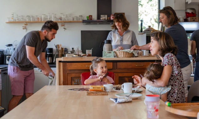 Un moment convivial autour de la table, dans la cuisine partagée de La Casa