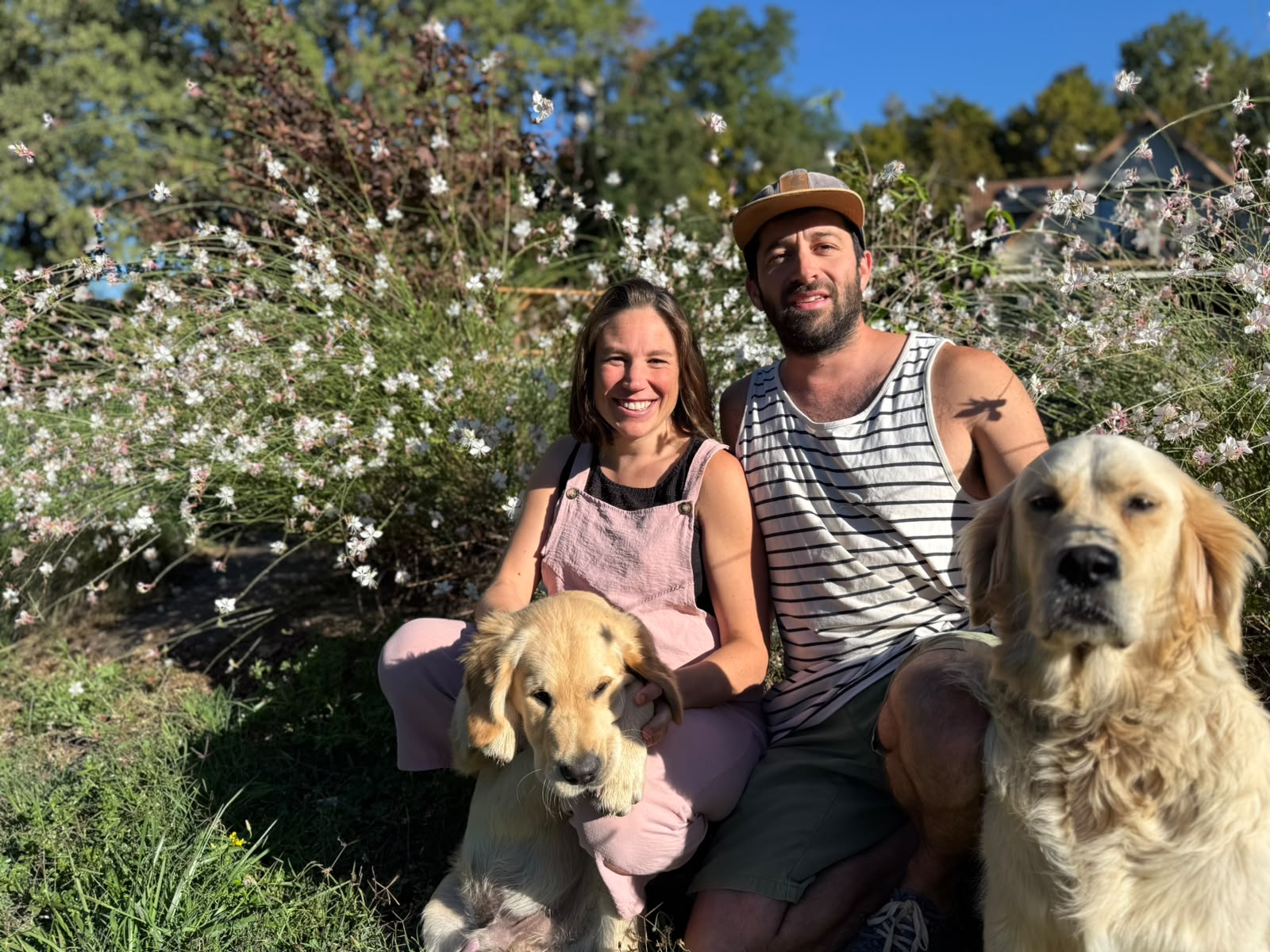 Mathilde et Martin avec leurs deux chiens à La Casa Baccata