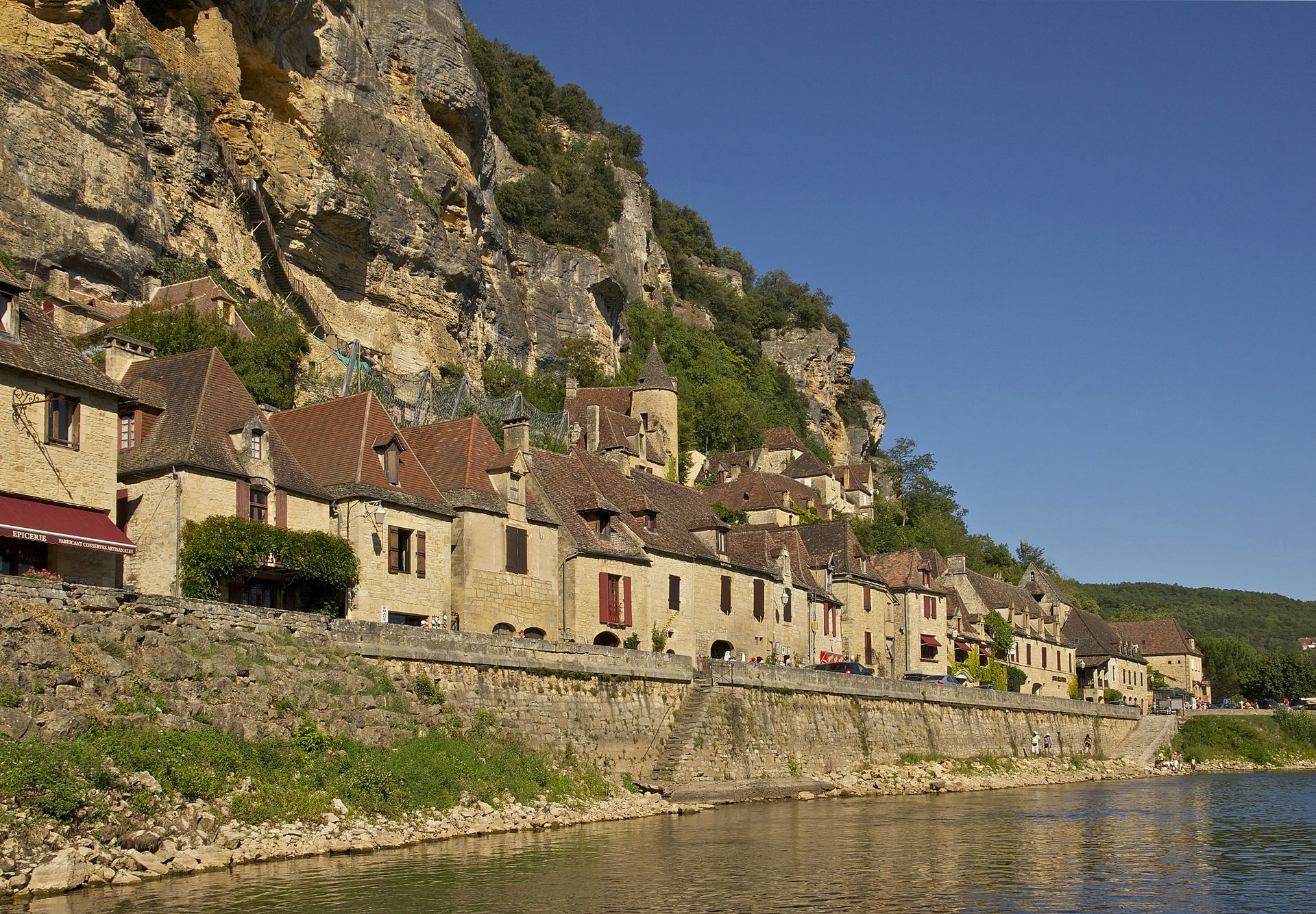 Les maisons de La Roque-Gageac entre la falaise et la Dordogne