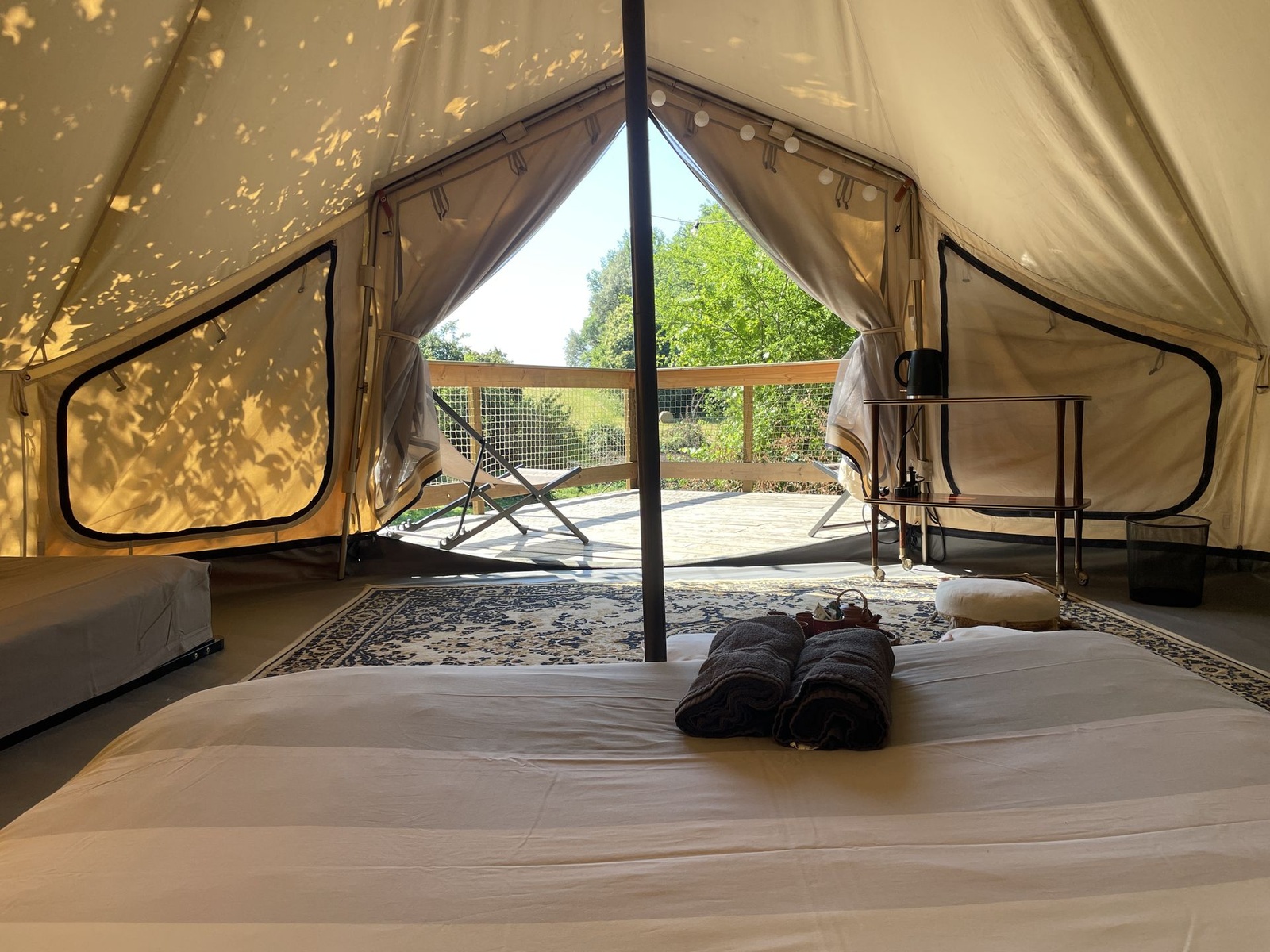 Le Nid Safari et sa terrasse, vus depuis le lit