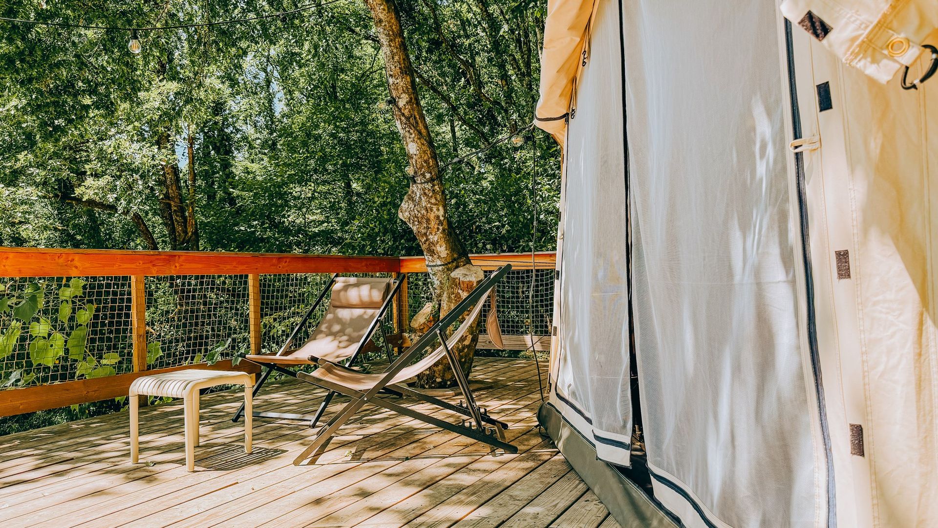 Le Nid Safari — les transats sur la terrasse de la tente lodge